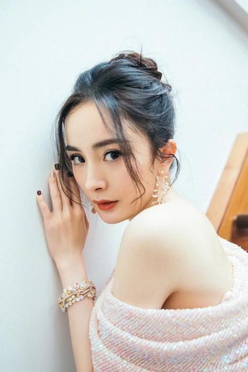 双马尾|女人无论多大年纪,这3款发型都不要留了,又土又俗,招人嫌弃