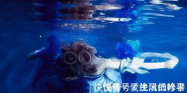 cos|女生水底COS洛天依，竟能睁着眼睛，网友：好难啊，做不到！