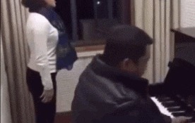 |搞笑GIF:妹子,你是不是第一次骑车?电动车是有刹车的