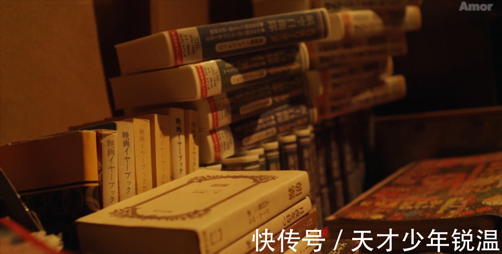 xio|特利迦奥特曼:精英胜利队的梅特龙星人很可疑,他在看伏井的书