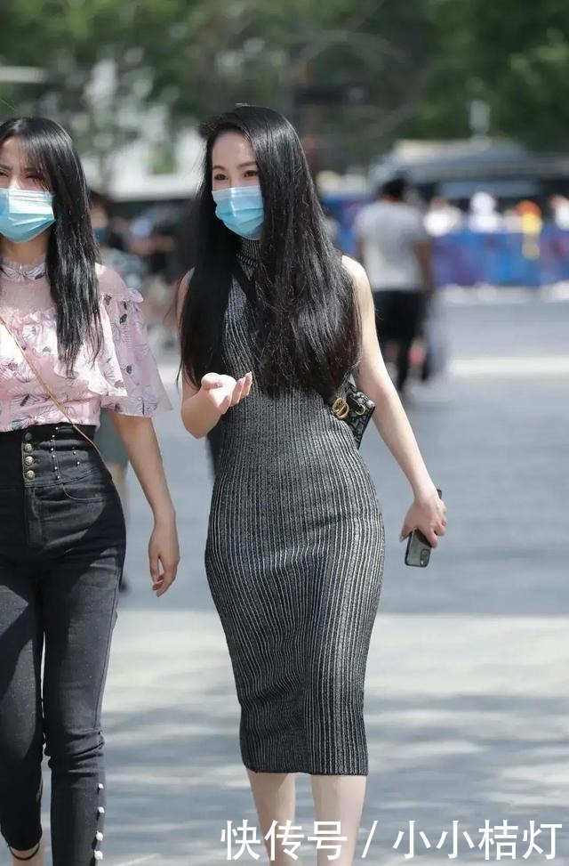 针织面料|能让自己变好看的秘密是选择正确的穿搭,修身长裙最显身材!