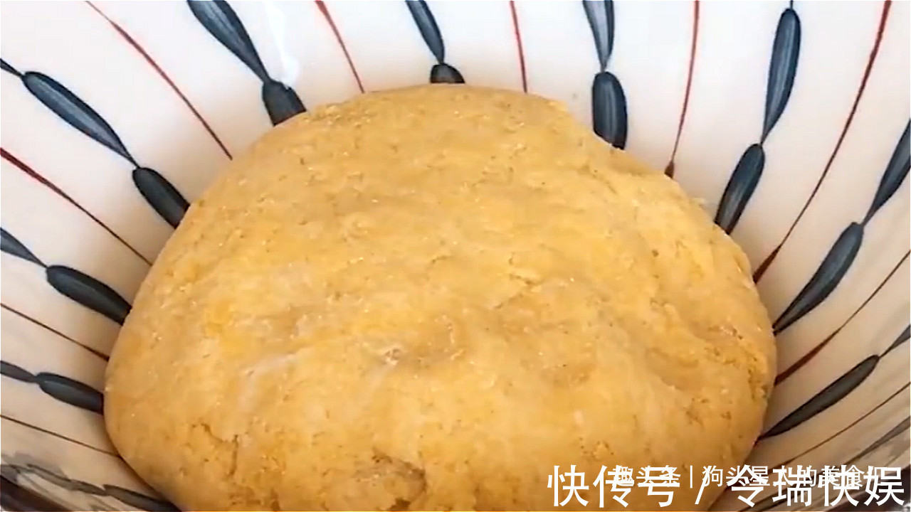 做法|玉米面最好吃的做法，看着都流口水，暄软细腻，越嚼越香