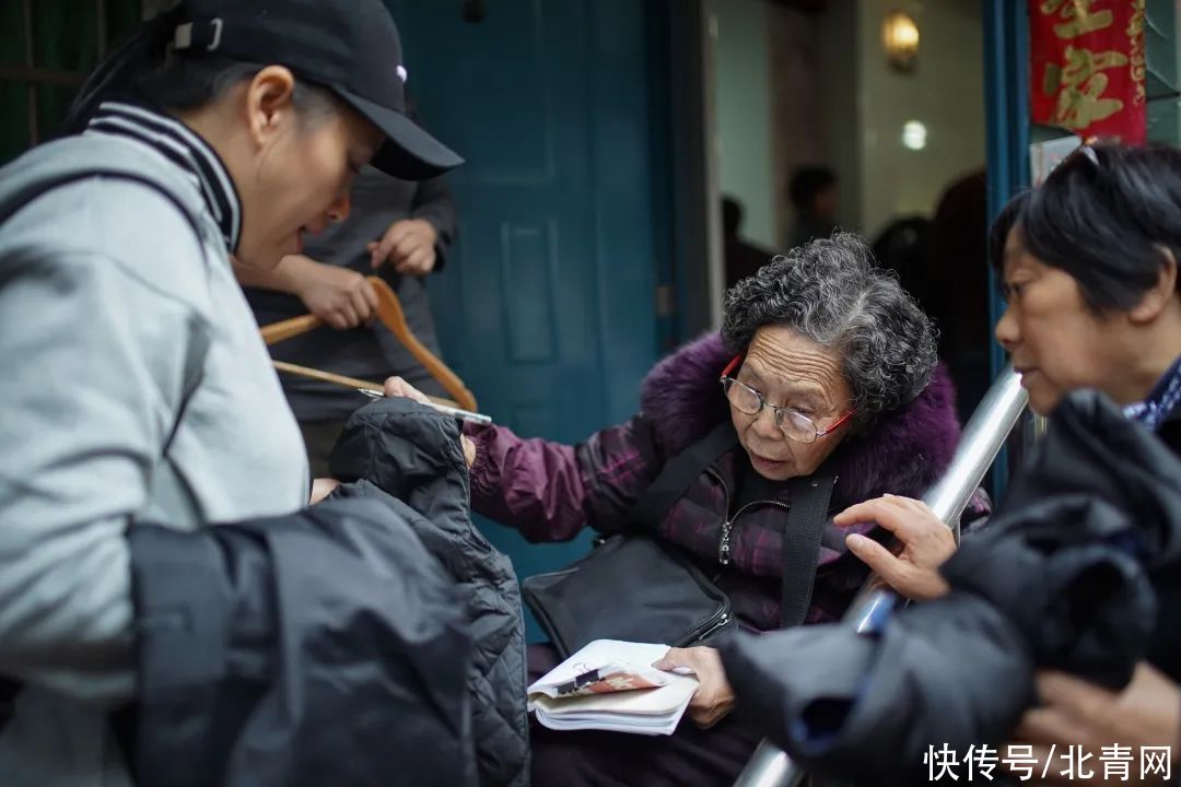 丽水|泪目！她入选了～十年还债，她的背越来越弯，但腰越来越直