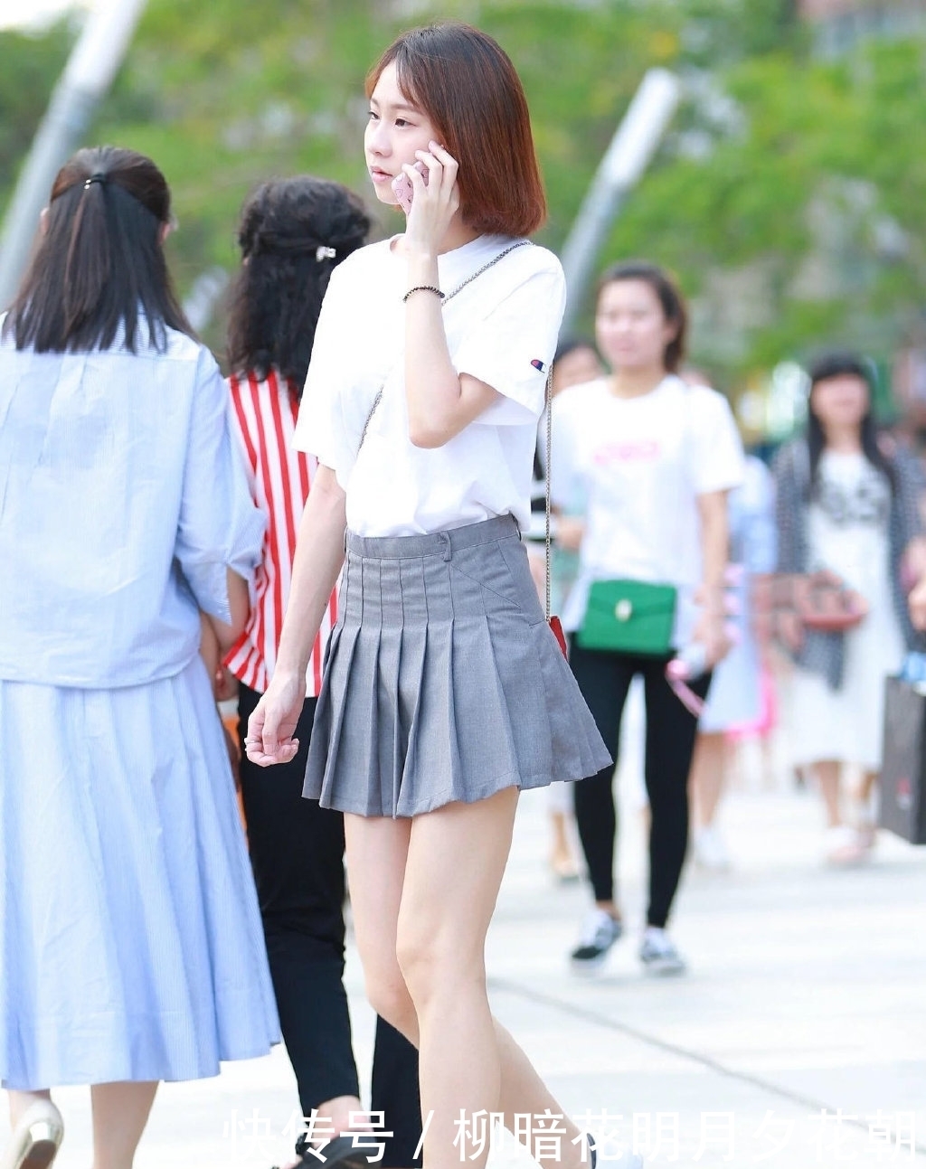 年轻人就该穿百褶裙,时尚简单又清爽,轻松展现青春活力