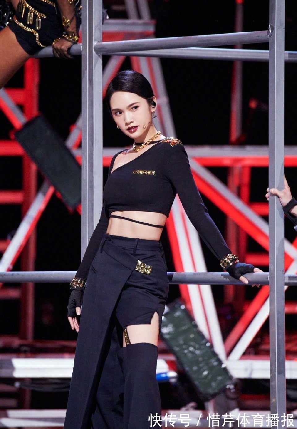 53岁那英挑战空中瑜伽，为决赛变小哭包？张柏芝穿芭比粉秀长腿