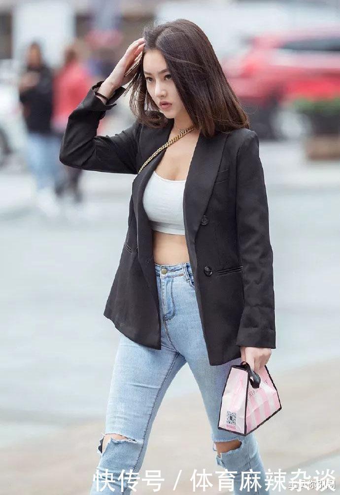 时尚|周末出门逛街,一身小西装外套+破洞牛仔裤搭配,简单时尚有个性