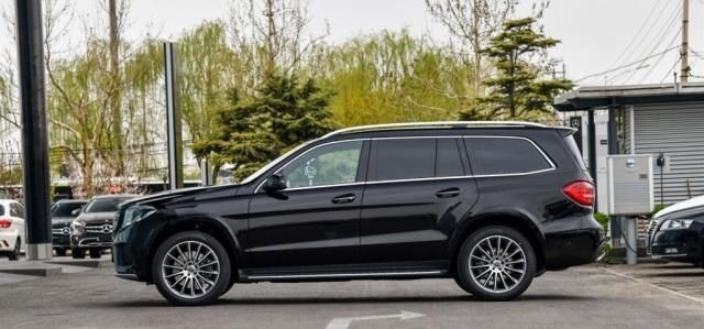 宝马X7对比奔驰GLS,一个22寸标配车轮,