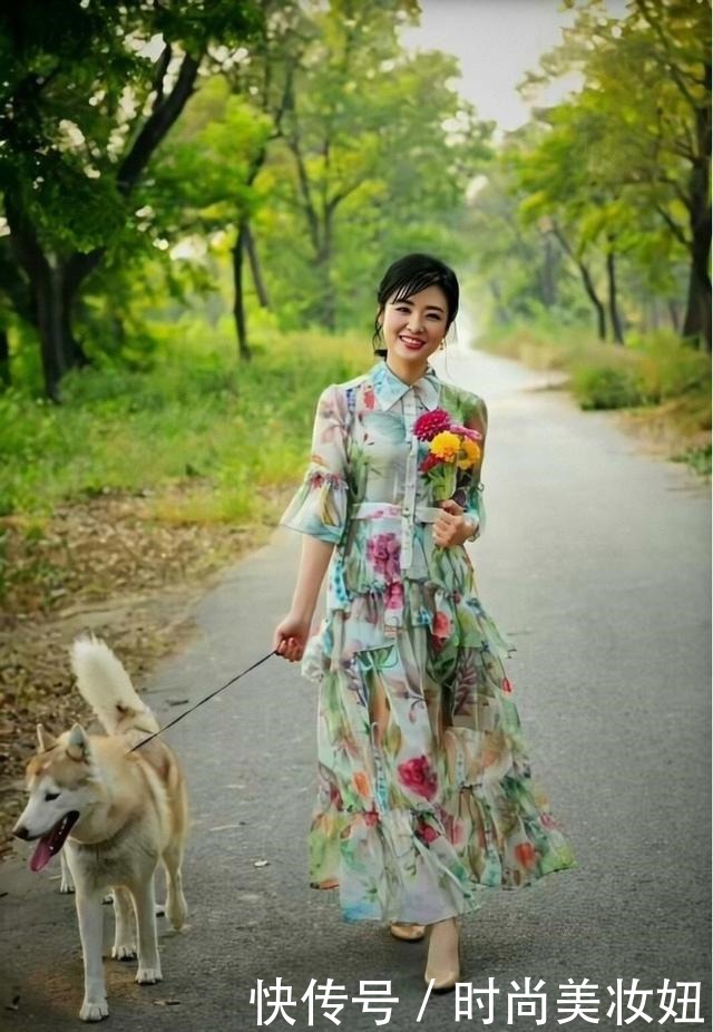 浪漫|周涛这回造型美出圈了,一袭印花连衣裙气质浪漫,减龄10岁不止