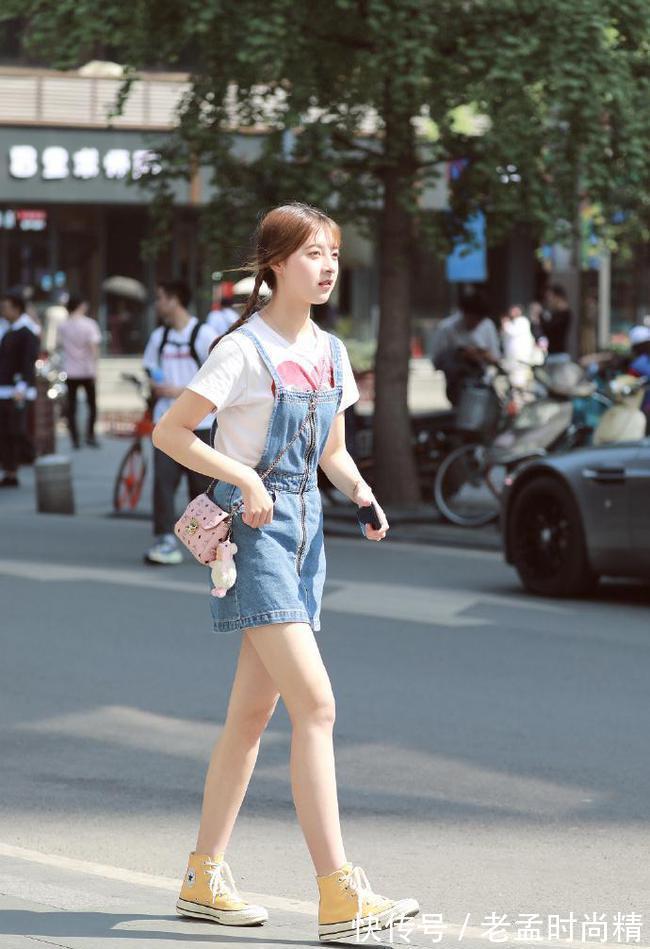 清纯 街拍:清纯的牛仔裙姑娘,好像被人欺负了!