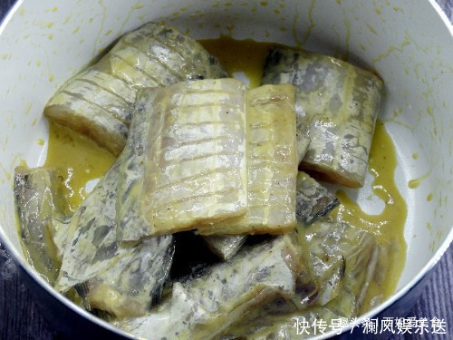 煎鱼|煎鱼时,有人抹姜汁,有人拍面粉,都不对!厨师长教你正确做法