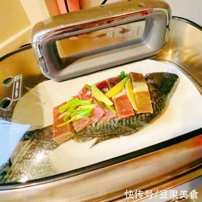 夏日|两块钱搞定一道家常美食#夏日开胃餐#清蒸鲫鱼鲜红汁