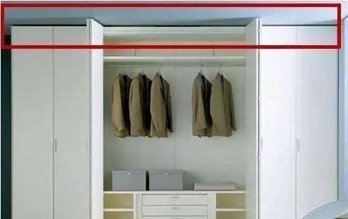 衣柜|新房衣柜怕积灰尘直接做到顶,师傅连忙制止,说这样做更实用!