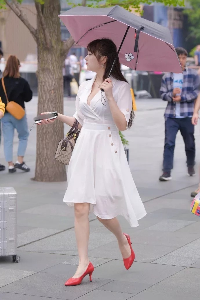 一字带|女生搭配高跟鞋出街，时尚气质又有女人味