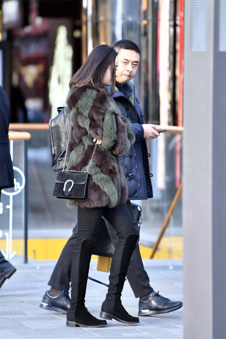 街拍:小姐姐粗呢短裤搭配黑色过膝长靴,给人一种很漂亮的感觉