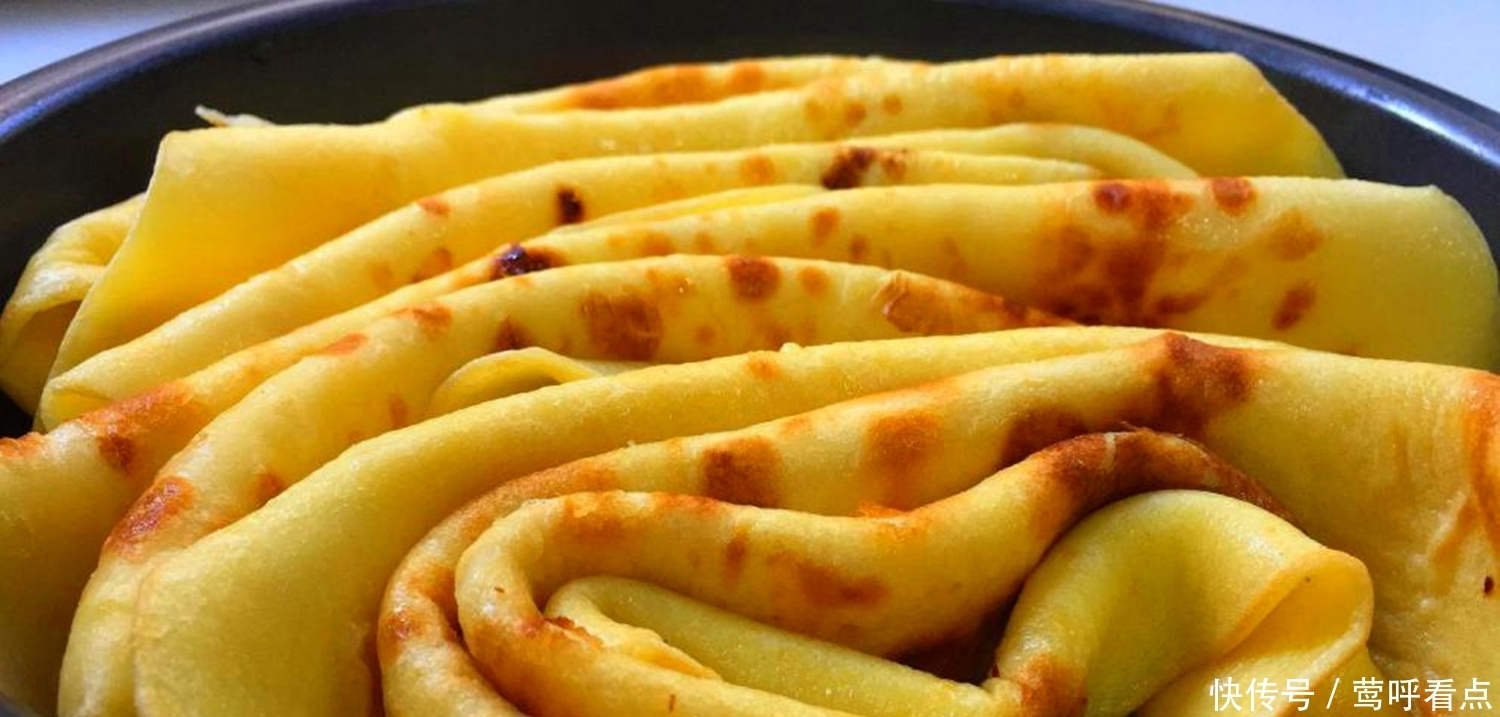 玉米面加3个鸡蛋,不揉面不发面,柔软又筋道,一次10张不够吃