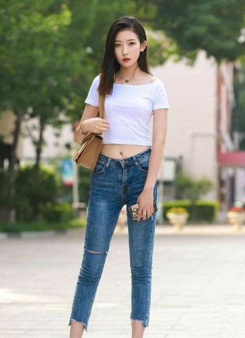 街拍女神：性感紧身打底裤小姐姐，轮廓分明性感，出落的风姿绰约