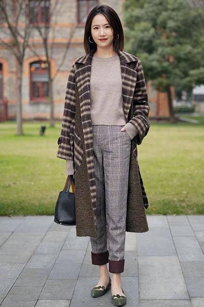 针织衫 女人过了50少穿“小黑裤”，不洋气！今年流行“奶奶裤”，真漂亮