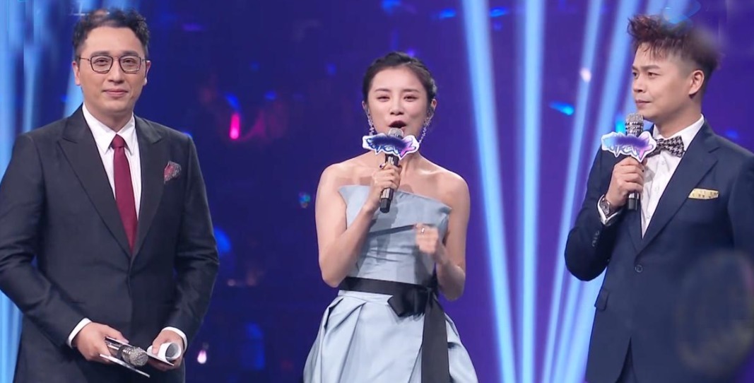 华少|主持人伊一因为太着急,上台前忘记穿内衣,一旁的张国立很淡定