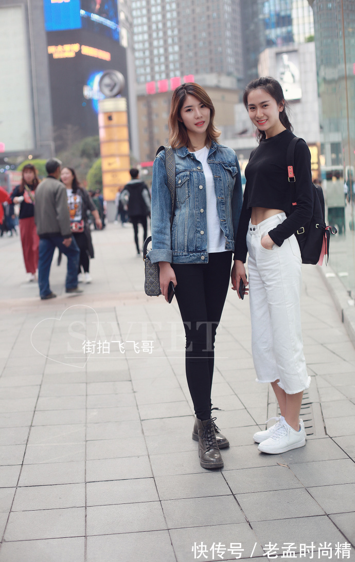 街拍,露肩装搭配格子裙,性感与魅力并存!