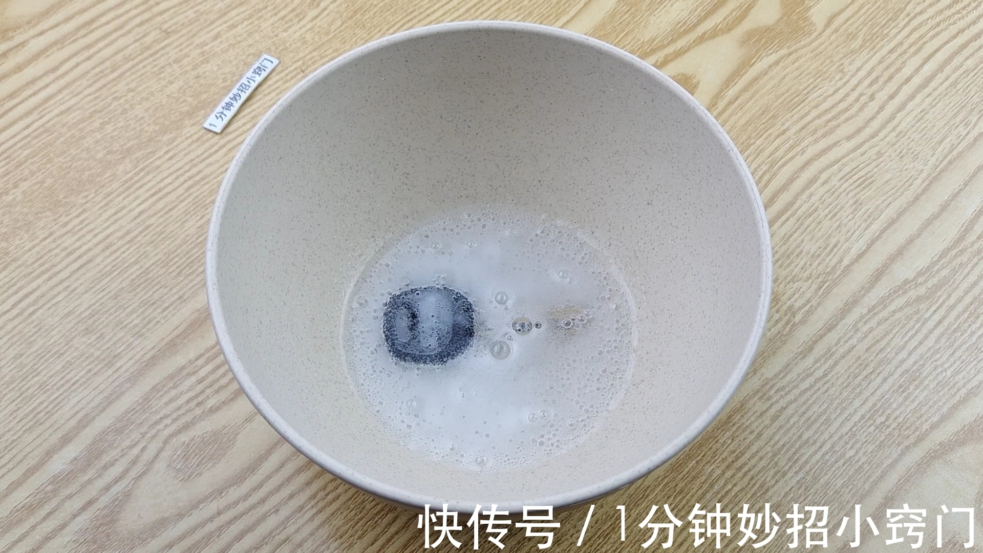 在钥匙上涂抹牙膏，作用厉害了，我也是刚知道，快回家试一试
