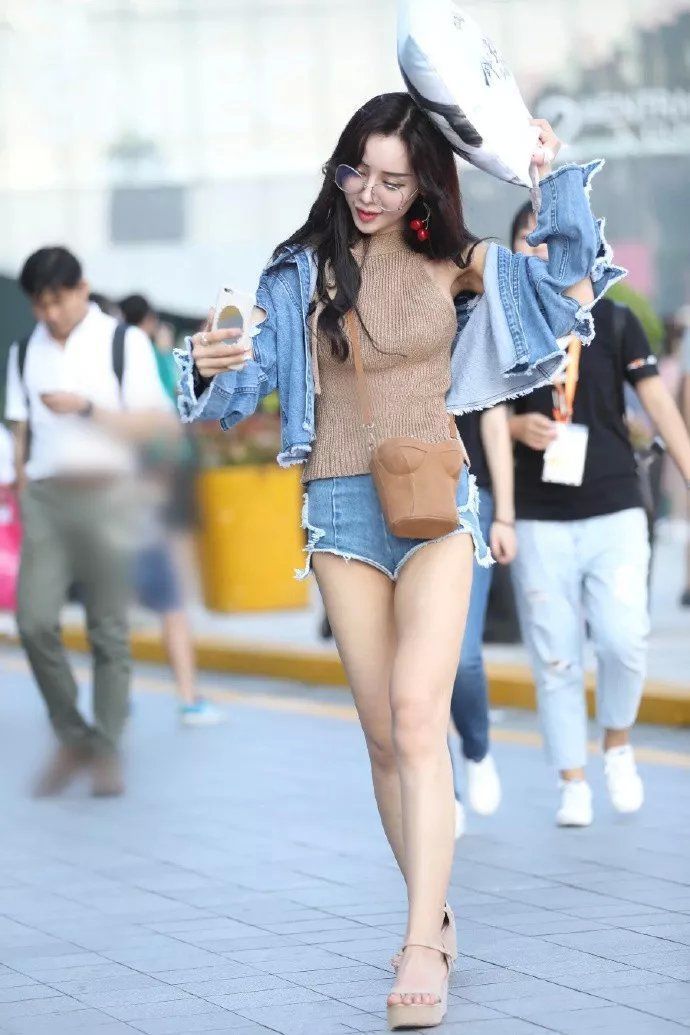 高跟鞋 一字领的上衣,宽松的袖摆结合胸前的印花,显得格外的浪漫