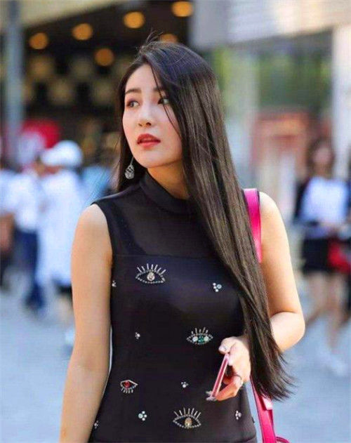 街拍:小姐姐身着田园风格碎花连衣裙,特别有女人味,恬静优雅