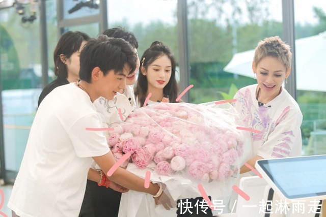 丁真|丁真帶《中餐廳》收入回家鄉(xiāng),發(fā)文感謝嘉賓的照顧,只字未提龔俊