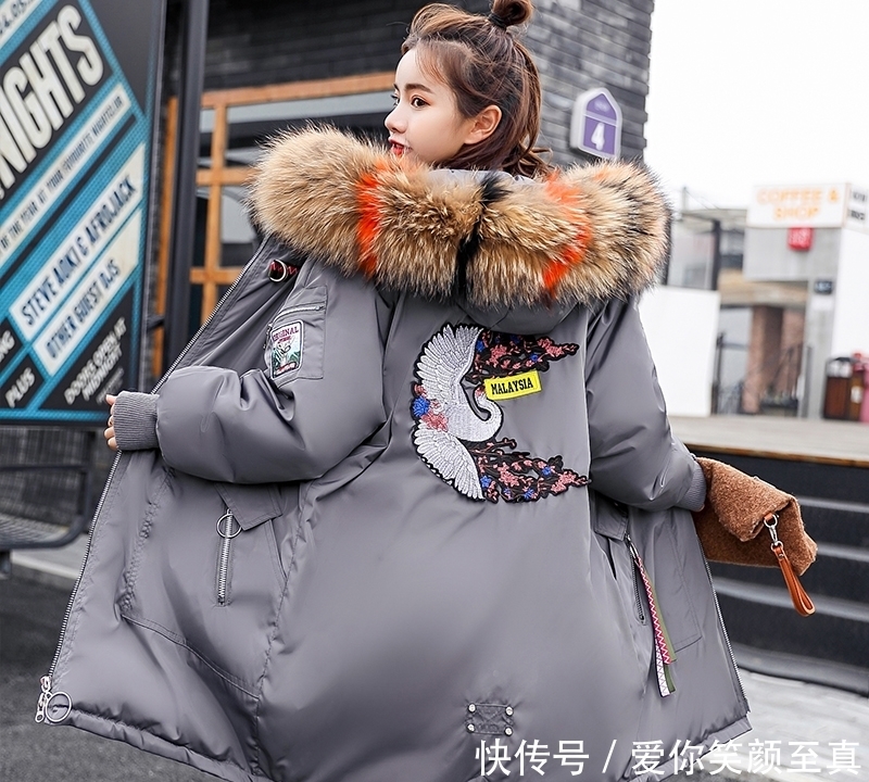 大毛领|建议大家:羽绒服别搭阔腿裤,太土!今冬流行这么穿,美嫩极