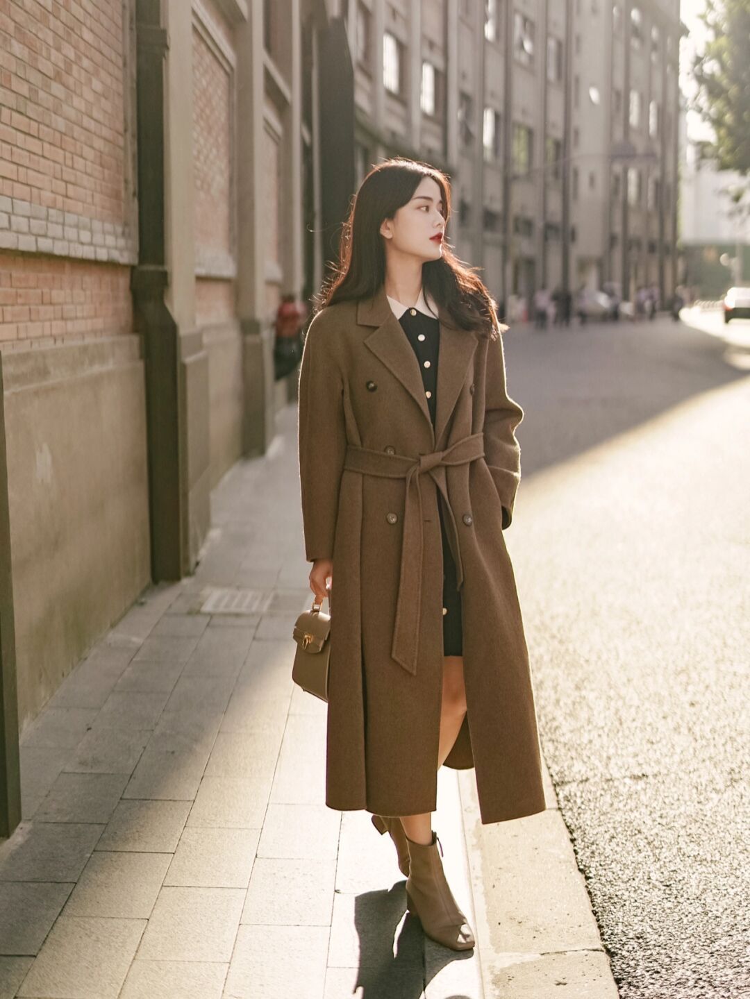 深灰色 大衣怎么穿保暖又高级?这些穿搭日常实用又百搭,普通人也能驾驭