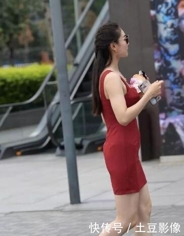 街拍美女时尚,时尚活力又脱俗,秋天不冷吗