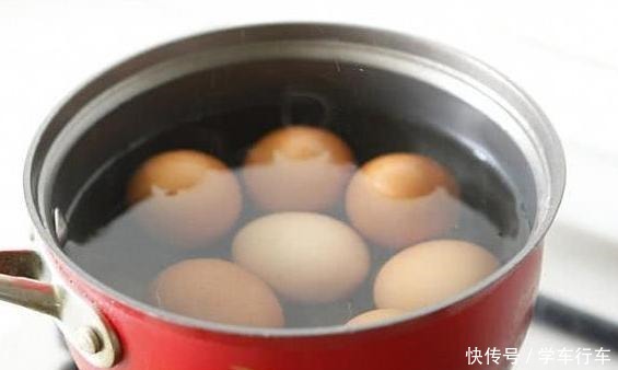 煮鸡蛋,只会清水煮是外行,加上2样,鸡蛋又嫩又香,特好剥壳