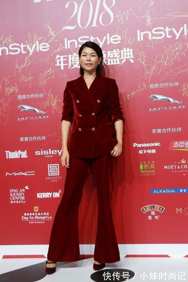 丝绒西装|吕燕真不愧是超模!身穿酒红色丝绒西装精致高级,气场十足