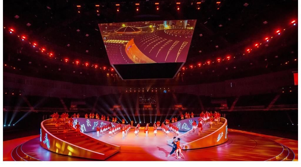 少年派|闫妮、张嘉益献唱“十四运”震撼全场，网友：接地气才是好演员