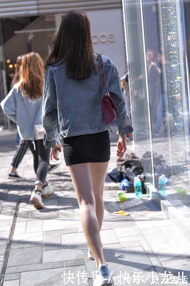 穿搭 紧身短裙与牛仔衣,搭出的是青春与魅力,减龄和时尚并行