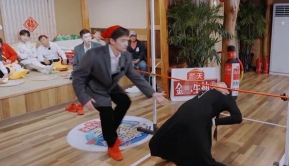 楊洋曾在節(jié)目中和素人女孩做游戲時, 不經(jīng)意間暴露了人品!