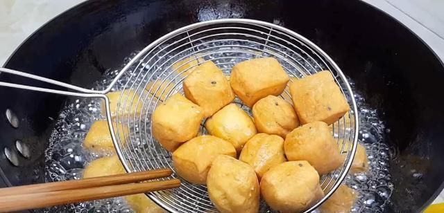 我家面粉就爱这样做,加4个鸡蛋,做法比麻花简单,比油条都好吃