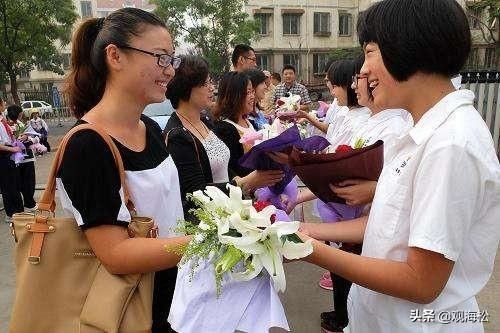 中考刚刚结束，成绩优秀的学生就会突然与老师失去联系，为什么