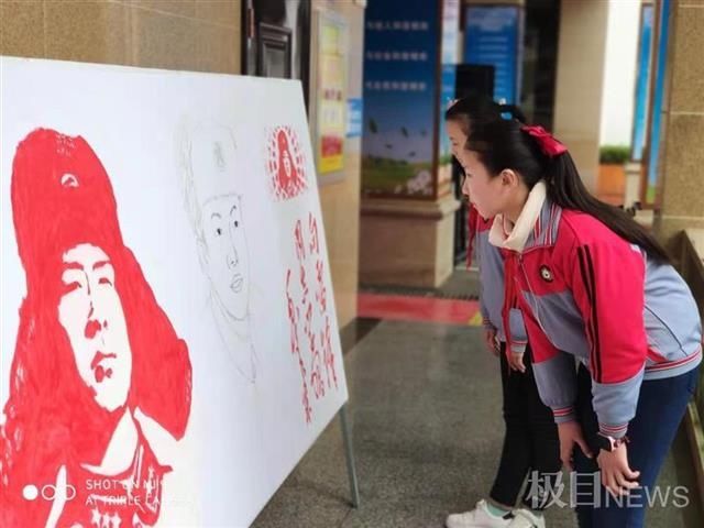 学校老师雨中手绘雷锋形象