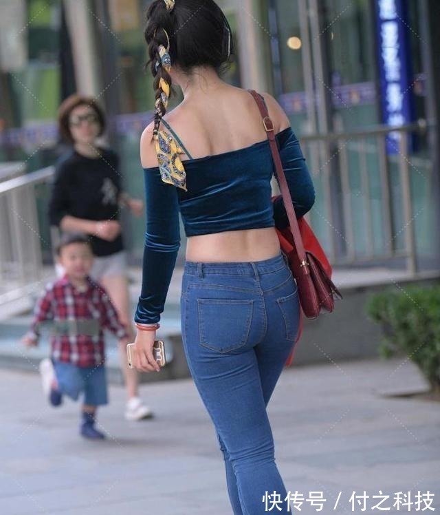 丝绒 短款蓝色丝绒一字肩上衣,高贵典雅,气质十足