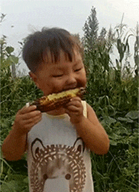 |搞笑GIF:后面的妹子,你怎么不用手推门,看着为你心疼!