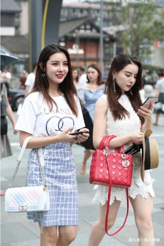 一个套着“塑料袋”上街,一个穿着“鱼鳞片”,认真的吗