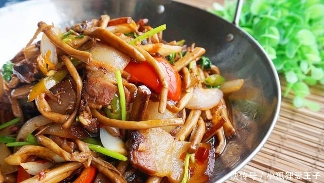 下饭|茶树菇除了炖汤,炒着吃更香,配上五花肉,咸香可口,下饭美味