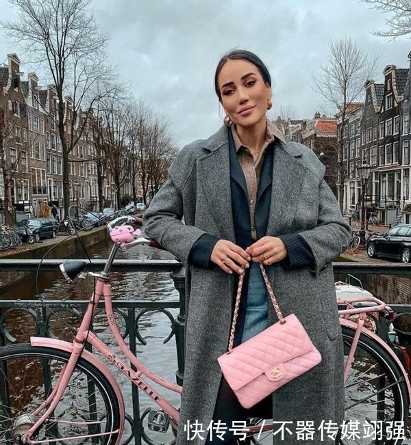 今年大衣流行这样穿，造型很显气场，内搭的处理很关键