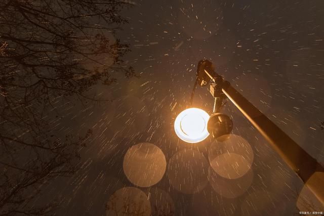 遥忆|路灯诗词24首:灯晖暗暗照城墙,柳舞河风宜纳凉