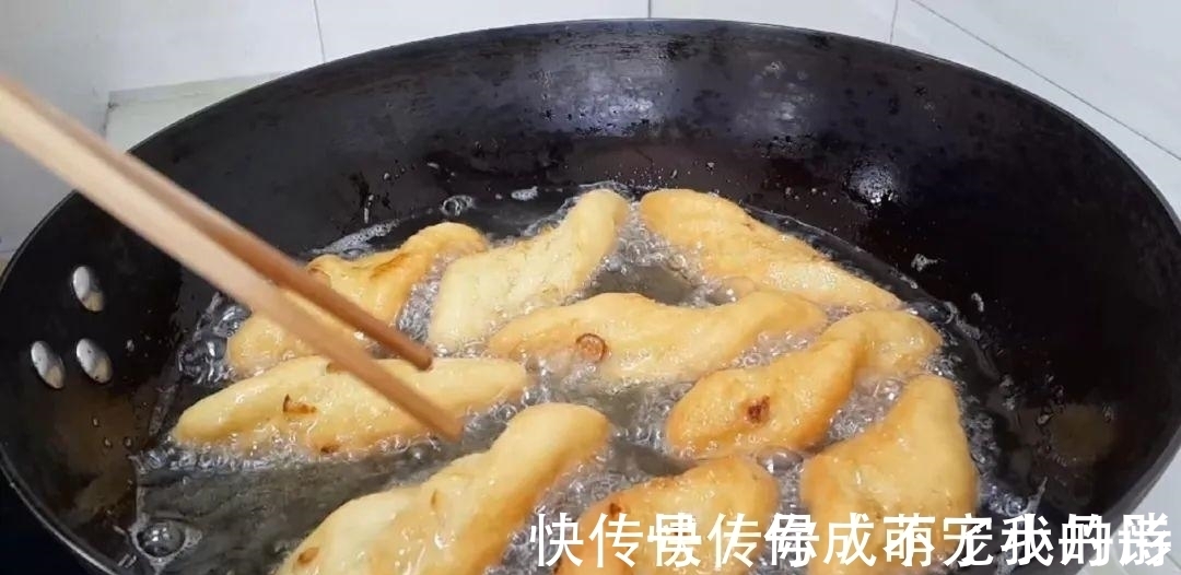 以后面粉就这样做,一次炸一锅,个个香酥掉渣,比油条麻花还好吃