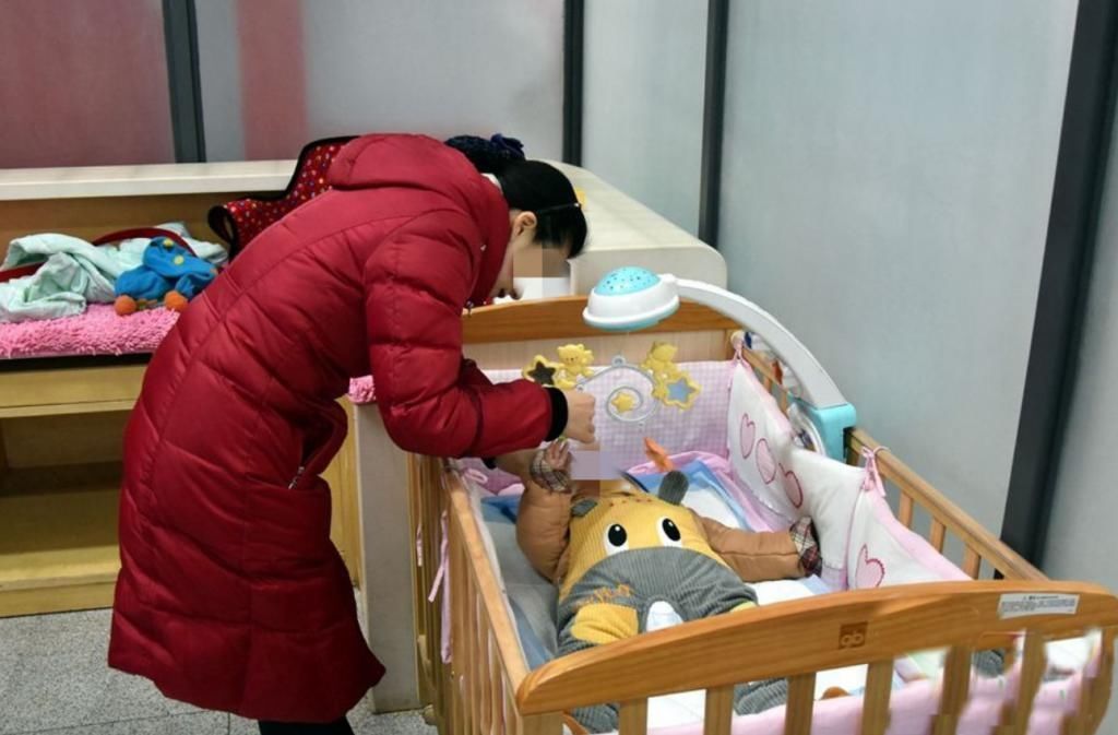 辅食|宝宝的第一个猛涨期，3个“难带”表现，说明正在偷偷长高