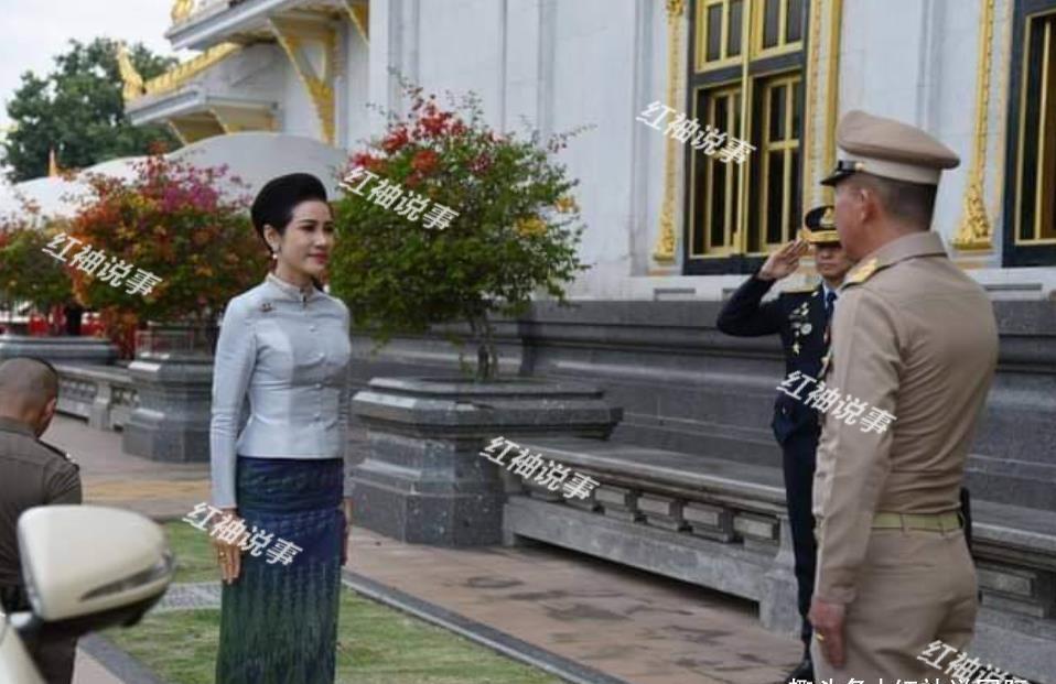 继子|诗妮娜贵妃变聪明了！军装佩戴提帮功照片，主动给继子抛出橄榄枝