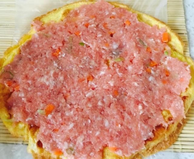 猪肉别光炒着吃了，加俩鸡蛋卷一卷，蒸一蒸，吃起来真过瘾