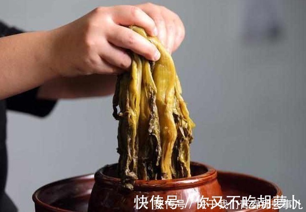 腌酸菜时，别只知道加盐，学会3个技巧，不发霉不起沫，越放越香