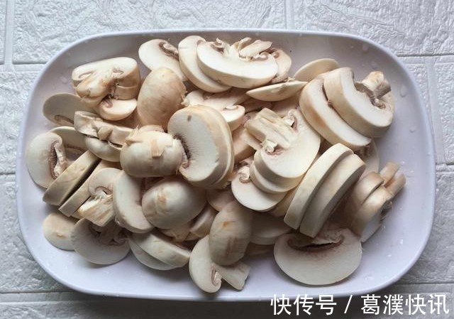 口蘑|买点口蘑回家炖牛肉,汤汁浓郁,口蘑Q弹,是一道不错的下饭菜